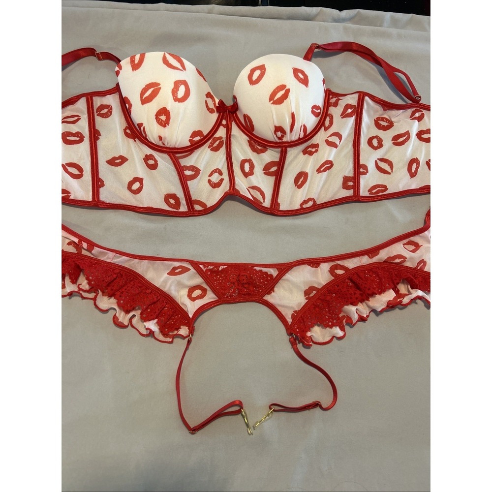 Bra And Garder Set Red Lips Adjustable Traps Medium Padded
